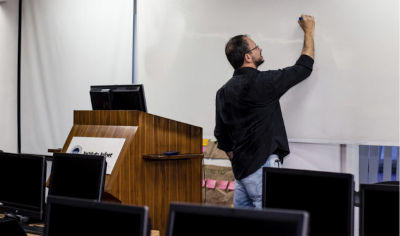 Professor preparando aula em uma das salas do Instituto Infnet